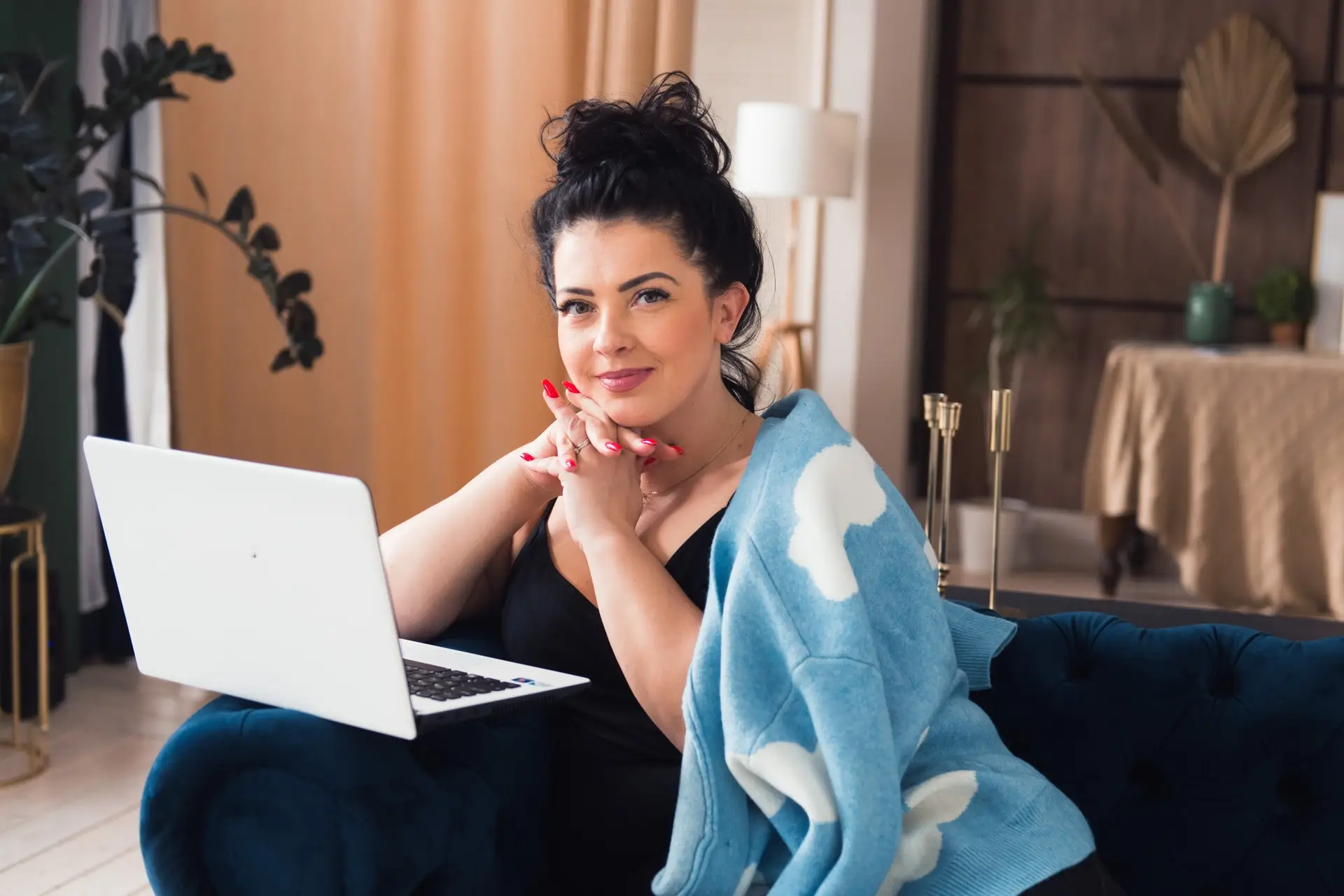 beautiful-woman-with-laptop.jpg